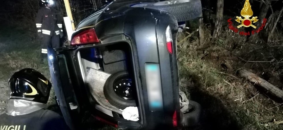 Perde il controllo dell'auto e si rovescia uscendo di strada: ferita la donna al volante, sul posto l'intervento dei pompieri